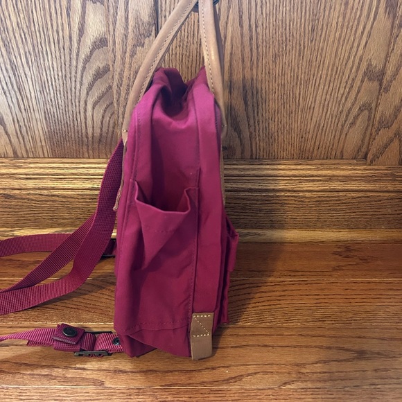 Fjällräven Kånken Mini Backpack in Burgundy with Leather Handles - Picture 4 of 7